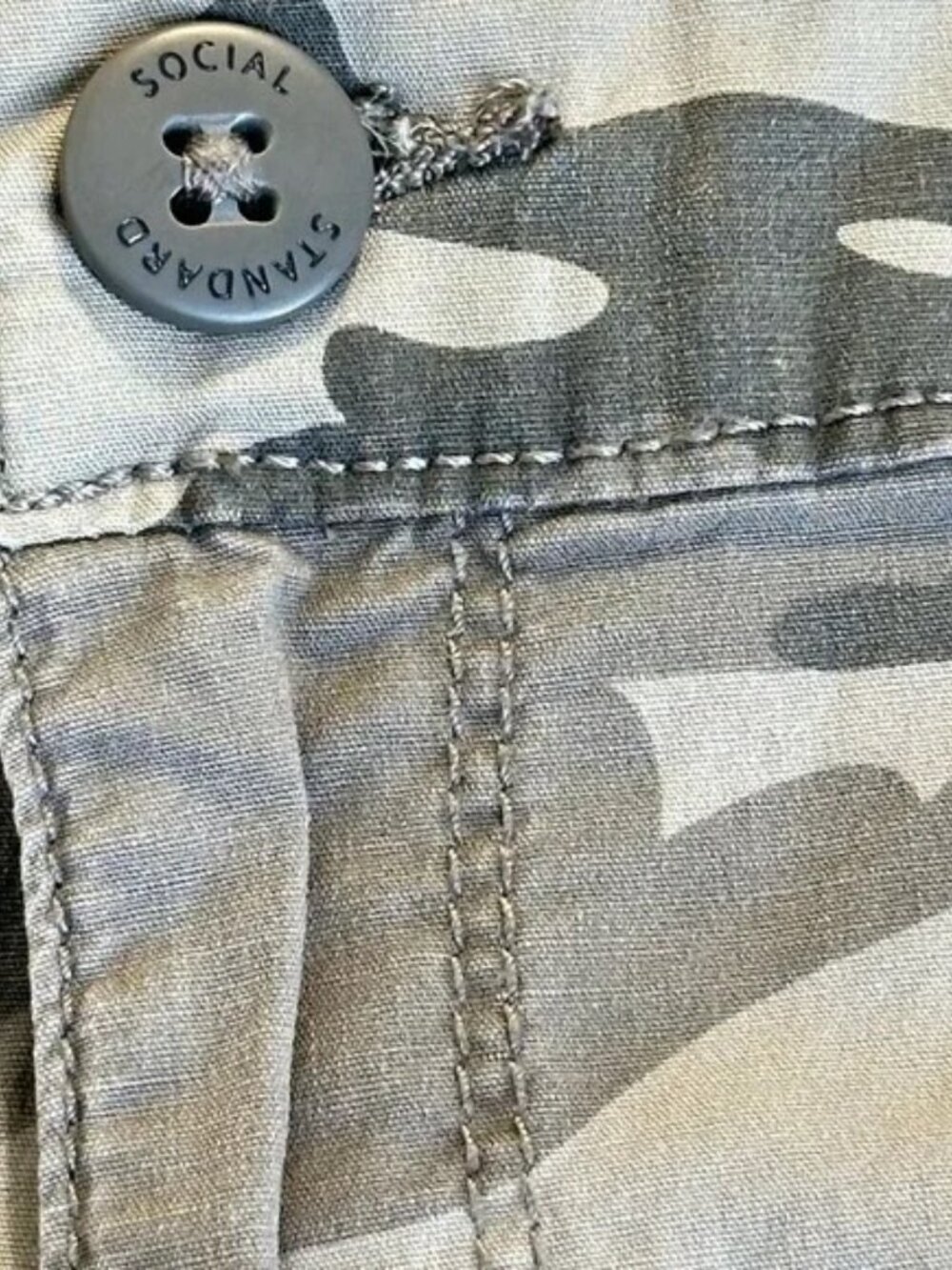 Social Standard Women's Camouflage Chino Shorts Cuff Gray Size L Relaxed - Picture 10 of 15